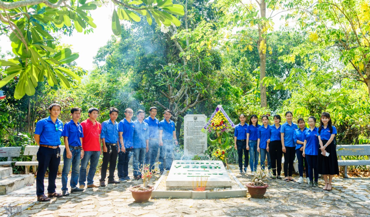 “Chương trình về nguồn tại Khu mộ Bác sĩ Alexandre Yersin tại xã Suối Cát, huyện Cam Lâm, tỉnh Khánh Hòa”