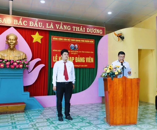 Đảng viên Nguyễn Hữu Đức tuyên thệ trước cờ Đảng